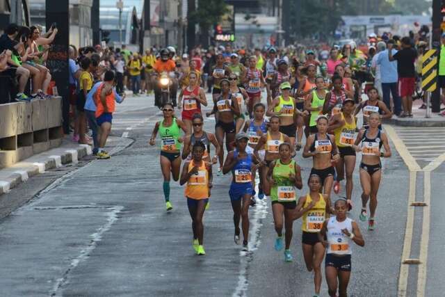 Hegemonia continua e estrangeiros vencem principal corrida de rua do Pa&iacute;s