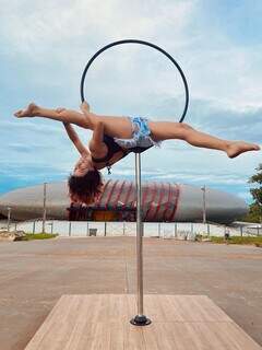 Olivia de cabeça para baixo no pole. (Foto: Arquivo Pessoal)