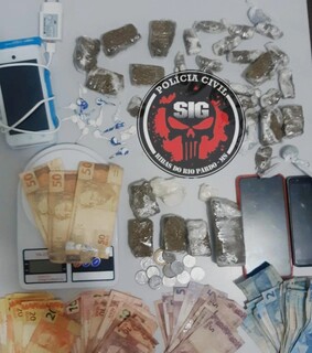 Droga, dinheiro e petrechos apreendidos no bar (Foto: Divulgação | Polícia Civil)