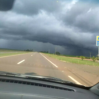 Na estrada o céu ficou todo nublado indicando chuva. (Foto: Isangela Lins)