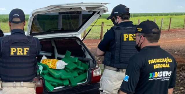 Adolescentes s&atilde;o apreendidos em Fiat Uno carregado com maconha