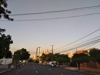 Amanhecer com céu claro visto da região central de Campo Grande (Foto: Simão Nogueira) 