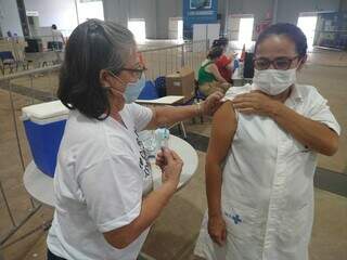 À esquerda, técnica de enfermagem Alexandria, vacina outra profissional da saúde. (Foto: Cleber Gellio)