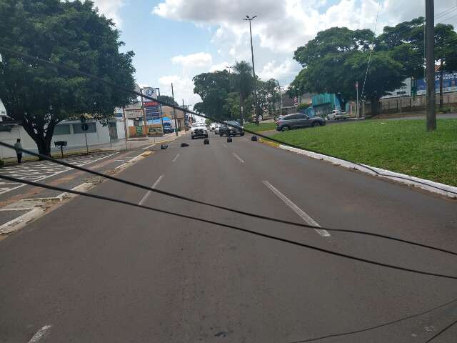 Fios ca&iacute;dos na Mato Grosso fazem moradores bloquearem pista com sacos de lixo 
