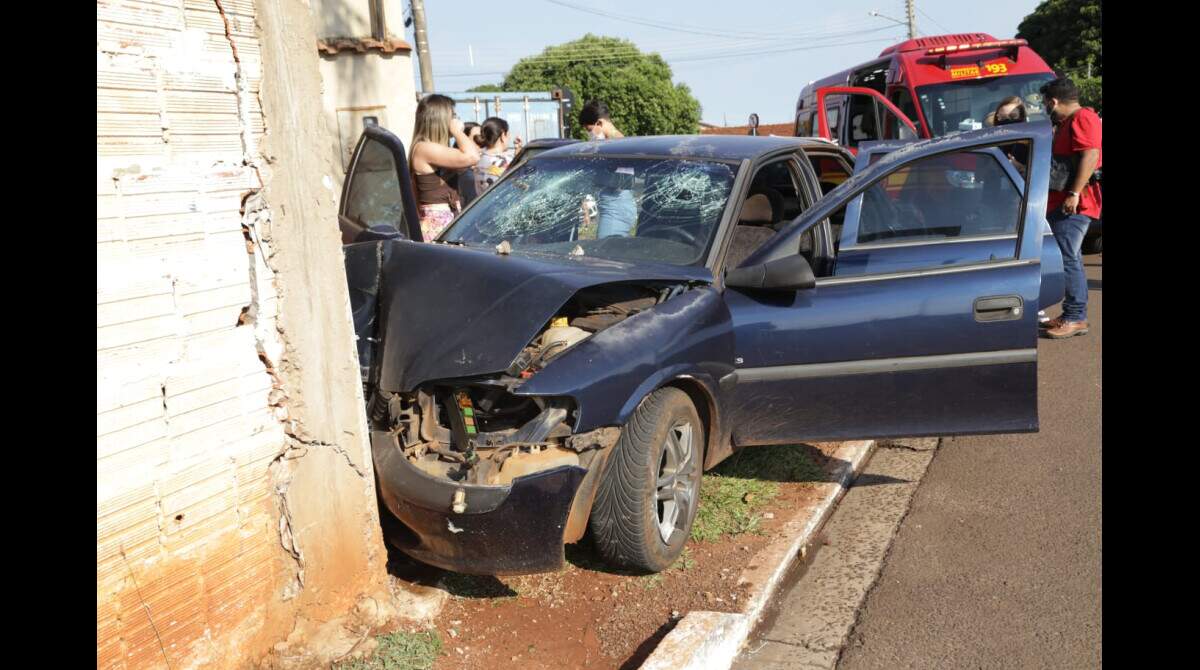 Acidente entre caminhão cegonha e carro deixa trânsito confuso na Zahran -  Capital - Campo Grande News