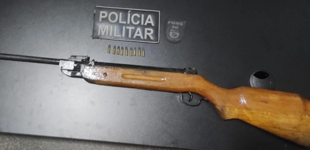Homem deixa pris&atilde;o, mas &eacute; recapturado ap&oacute;s amea&ccedil;ar matar os pais a tiros 