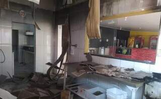 Inc&ecirc;ndio na madrugada deixa pastelaria parcialmente destru&iacute;da