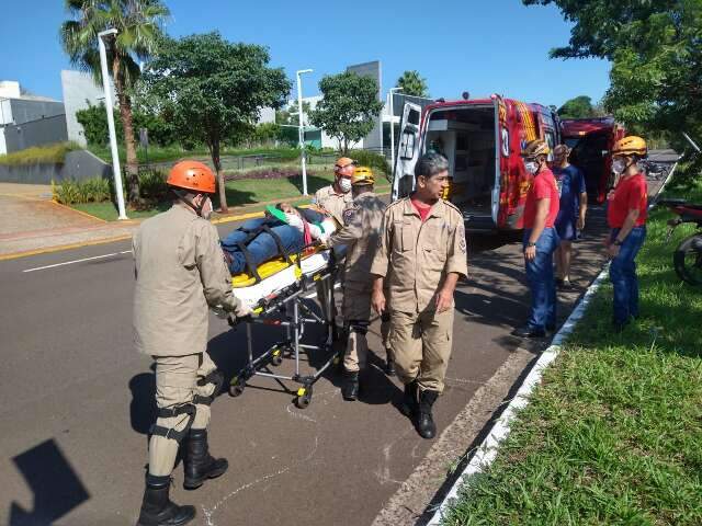 Carro derruba poste e motociclista acaba se envolvendo em acidente 