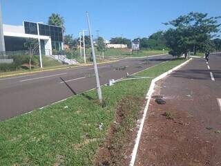 Carro derruba poste e motociclista acaba se envolvendo em acidente 