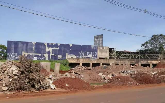 Entre depreda&ccedil;&atilde;o e desperd&iacute;cio de dinheiro p&uacute;blico, obra completa 3 d&eacute;cadas 