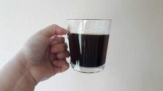 Cafézinho coado é uma opção para ajudar a se hidratar depois da ressaca. (Foto: Bárbara Cavalcanti)