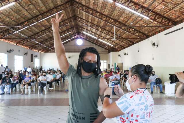 Prefeitura abre 7 locais de vacina&ccedil;&atilde;o contra a covid no 1&ordm; dia do ano 