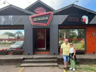 Clediane e seu esposo em frente ao museu do sexo de Gramado. (Foto: Arquivo Pessoal)