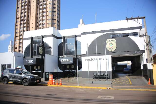 Homem tem carro &quot;atropelado&quot; ap&oacute;s &quot;trancar&quot; sa&iacute;da de Dodge Ram em estacionamento