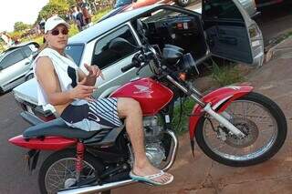 Rhennan Matheus, de 19 anos, posa para foto em moto (Foto: Reprodução das redes sociais)