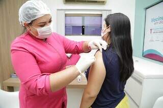 Mulher recebe vacina da gripe na Capital, em clínica particular de vacinação. (Foto: Kísie Ainoã)