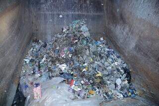 Parte do lixo retirado da rede coletora de esgoto em Campo Grande. (Foto: Kísie Ainoã)