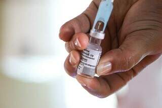 Dose de vacina contra covid-19 a ser aplicada em Campo Grande. (Foto: Henrique Kawaminami)
