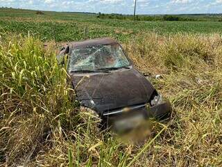 Carro ficou danificado após capotamento e homem foi encontrado distante do veículo. (Foto: Nova Fogo)