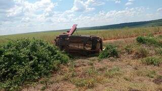 Idosa morre e motorista fica ferido ap&oacute;s carro capotar na MS-141 