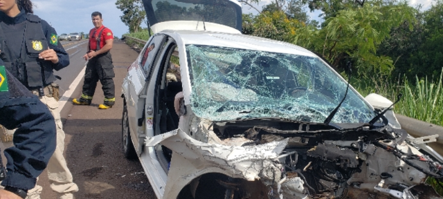 Carro tem motor arrancado em batida violenta que deixou 5 feridos 