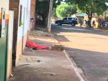 Ap&oacute;s ser esfaqueado tr&ecirc;s vezes no t&oacute;rax, homem tenta fugir e morre em cal&ccedil;ada