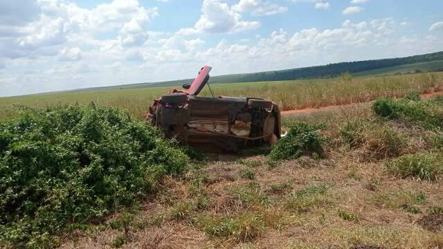 Idosa morre e motorista fica ferido ap&oacute;s carro capotar na MS-141 