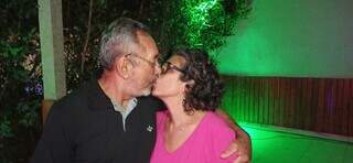 Bárbara e o marido se beijando. (Foto: Kísie Ainoã)