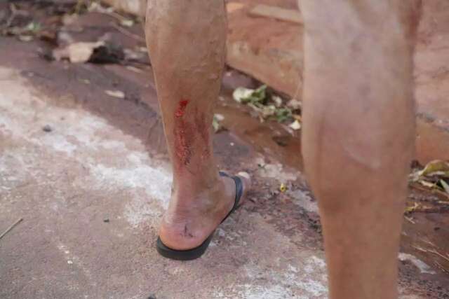 Ap&oacute;s desentendimento, homem atropela duas pessoas e leva crian&ccedil;as em ve&iacute;culo
