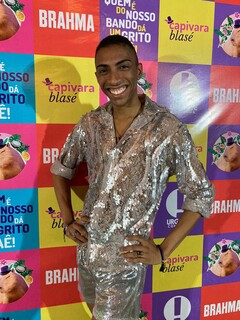 Rafael com roupa brilhosa especial para a festa. (Foto: Arquivo Pessoal)