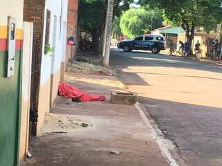 Ap&oacute;s ser esfaqueado tr&ecirc;s vezes no t&oacute;rax, homem tenta fugir e morre em cal&ccedil;ada