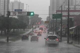Trânsito na Avenida Afonso Pena durante a chuva desta tarde. (Foto: Marcos Maluf)