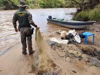 Polícia Militar Ambiental durante fiscalização em rios de Mato Grosso do Sul. (Foto: Divulgação)