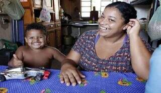 Mulher e filho beneficiados com programas de assistência social em MS (Foto: Divulgação)