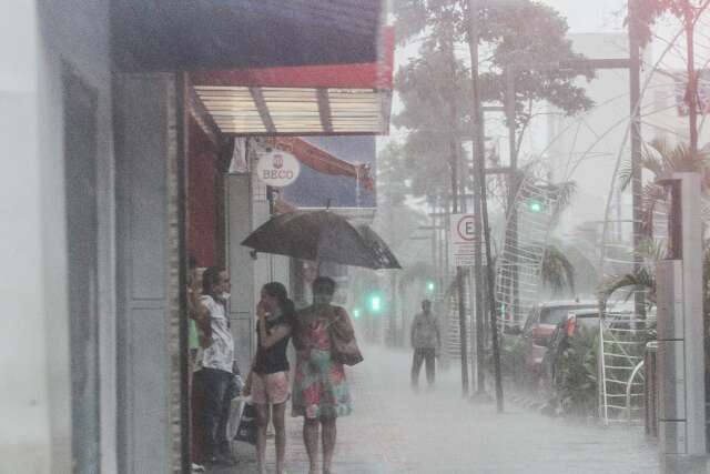 Seguindo a previs&atilde;o, tempo fecha e chuva chega &agrave; Capital com ventos fortes