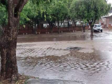 Sob alerta para tempestade, municípios do interior registram chuva