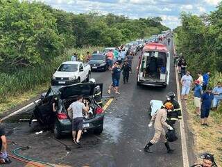 Por causa do acidente, pista teve de ser interditada nos dois sentidos. (Foto: José Almir Portela / Nova News)