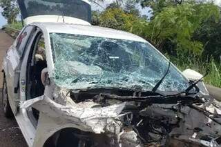 Veículo Polo ficou completamente destruído em acidente neste domingo. (Foto: Notícias do Cerrado)