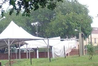 Tendas em praça municipal de Piraputanga, distrito de Aquidauana. (Foto: Direto das Ruas)