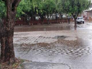 Rua durante chuva na tarde de hoje (3) em Aquidauana. (Foto: Direto das Ruas)