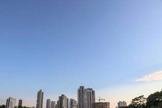 Céu azul visto do Itanhangá Park, em Campo Grande. (Foto: Henrique Kawaminami)