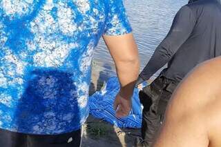 Corpo de vítima às margens do Rio Paranaíba, onde foi encontrado morto. (Foto: Redes Sociais)