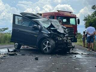 Automóveis ficaram destruídos por causa da batida. (Foto: José Almir Portela / Nova News)