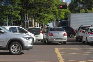 Trânsito congestionado no Centro de Campo Grande. (Foto: Marcos Maluf)