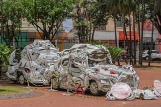 Carro e outra obra feita por Celso está exposta na Praça Ary Coelho. (Foto: Marcos Maluf)