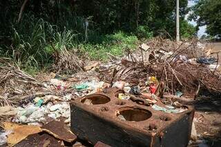 Descarte irregular de lixo no Bairro Santo Amaro, em Campo Grande. (Foto: Henrique Kawaminami)