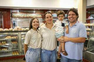 Daniela com os filhos Alissa e Theo e o marido Denison. (Foto: Henrique Kawaminami)