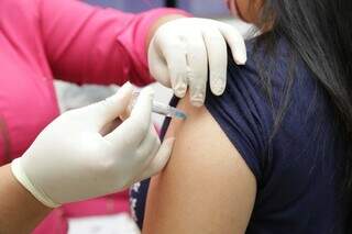Mulher é vacinada contra a gripe; atual imunizante não contempla cepa Darwin. (Foto: Kísie Ainoã)