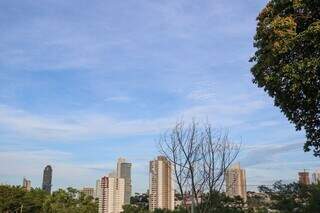 Céu da Capital com algumas nuvens na manhã desta terça-feira. (Foto: Henrique Kawaminami)