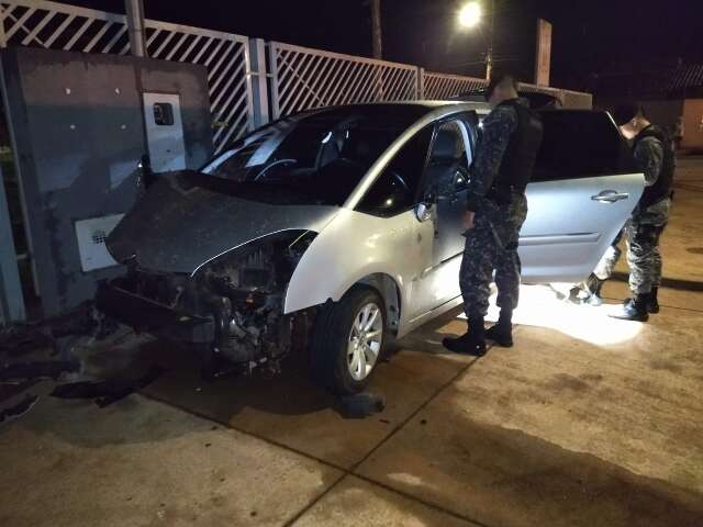 Persegui&ccedil;&atilde;o termina com tiro e trio preso ap&oacute;s bater carro em muro de igreja